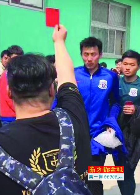 他甚至想闭上眼睛、不去看他们那怨恨的眼神，可是他根本做不到。